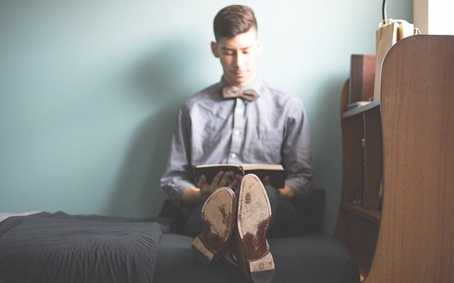 étudiant sur son lit dans sa chambre