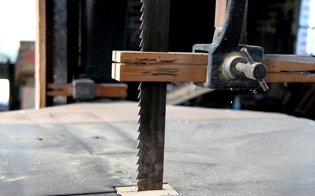 Les avantages de la scie à ruban : lames, coupe et précision pour travailler le bois et les métaux