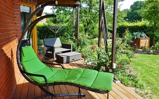 petite terrasse en bois avec jardin