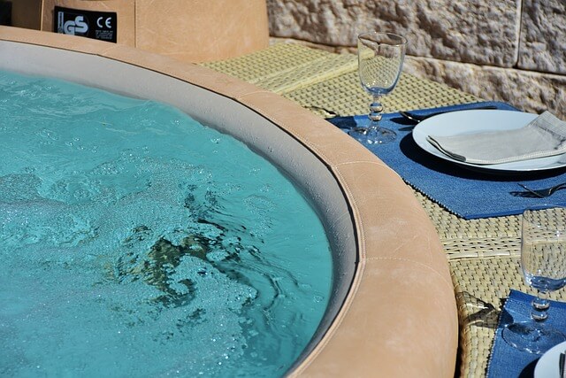 jacuzzi spa extérieur