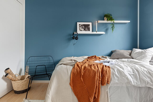 chambre au mur bleu