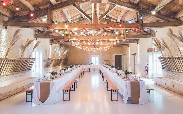 salle avec poutres en bois