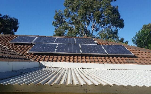 panneaux photovoltaïques sur le toit d'une maison